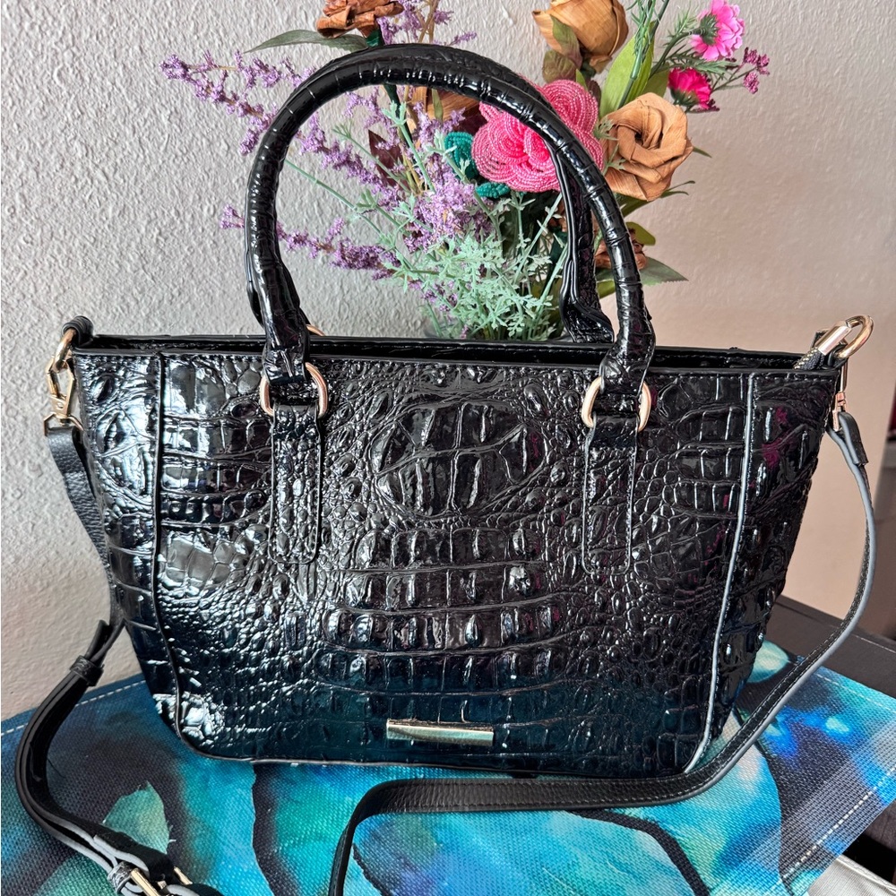 Elegant Black Crocodile-Embossed Women's Handbag